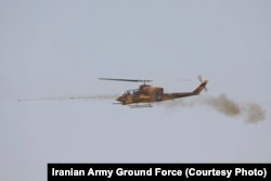 شلیک راکت‌ توسط یکی از چهار فروند هلیکوپتر تهاجمی اِی اِچ-1جِی هوانیروز ارتش در جریان رزمایش