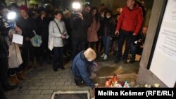 Građani ostavljaju cvijeće i igračke ispred klinike u kojoj je operirana Džena Gadžun, Sarajevo, 15. novembar