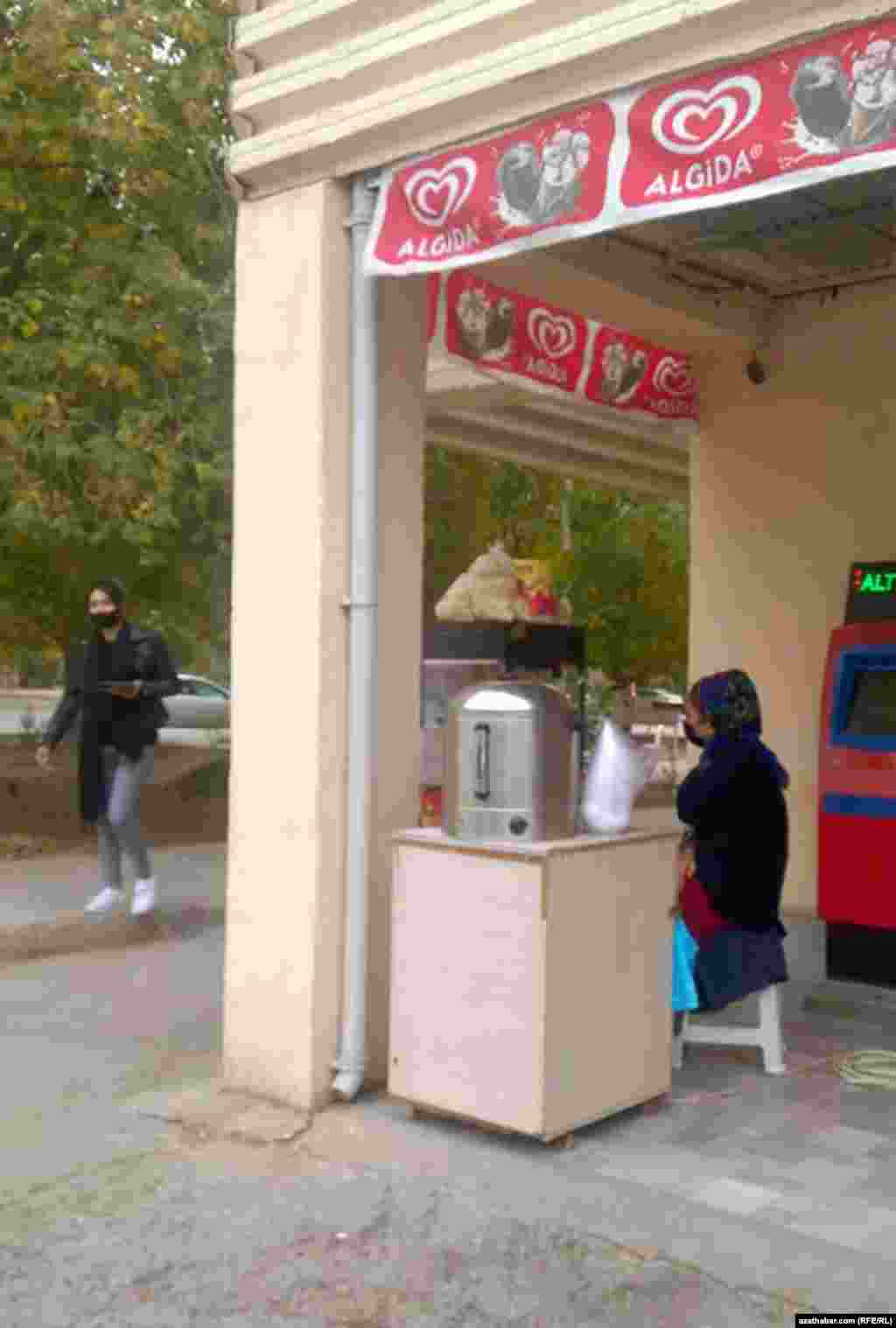 Patrak satýan aýal. Aşgabat, noýabr, 2021.&nbsp;