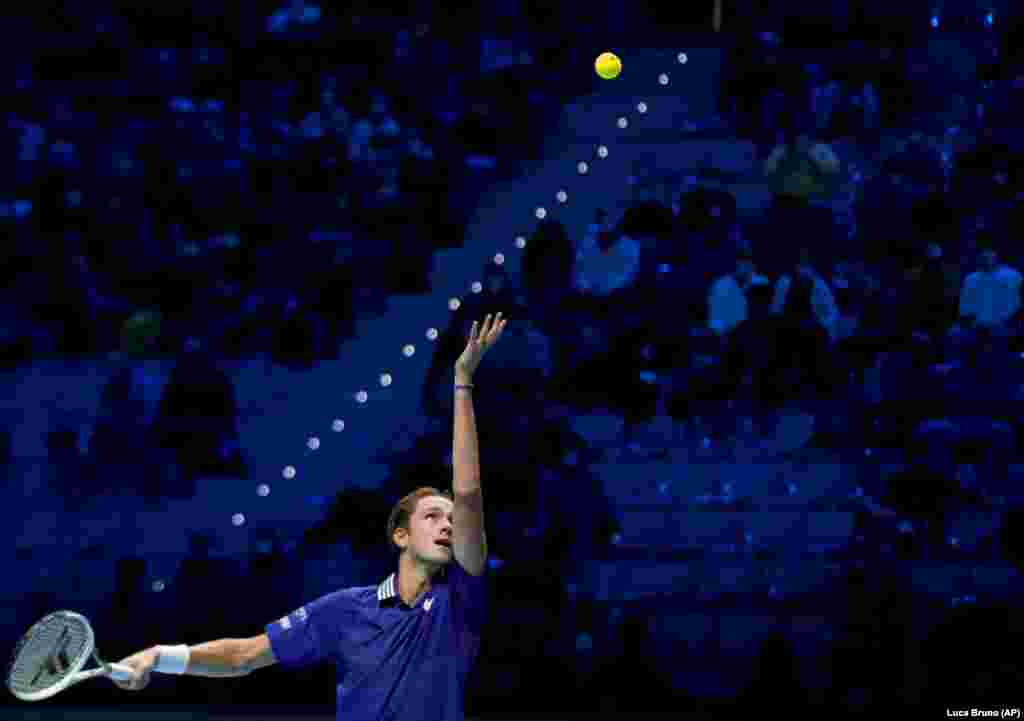 Danil Medvedev din Rusia, în timpul meciului de tenis cu Hubert Hurkacz din Polonia, disputat în cadrul ATP World Tour Finals, la Pala Alpitour din Torino, Italia.&nbsp; &nbsp;