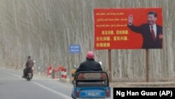 Баннер с изображением лидера Китая Си Цзиньпина в уезде Яркент в Синьцзян-Уйгурском автономном районе. 21 марта 2021 года. 