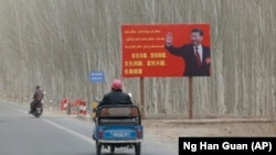 Kineski predsjednik Si Đinping na bilbordu sa sloganom "Upravljajte Sinđijangom u skladu sa zakonom, ujedinite i stabilizujte teritoriju..." u okrugu Jarkent u autonomnoj regiji Sinđijang na sjeverozapadu Kine, 21. mart 2021.