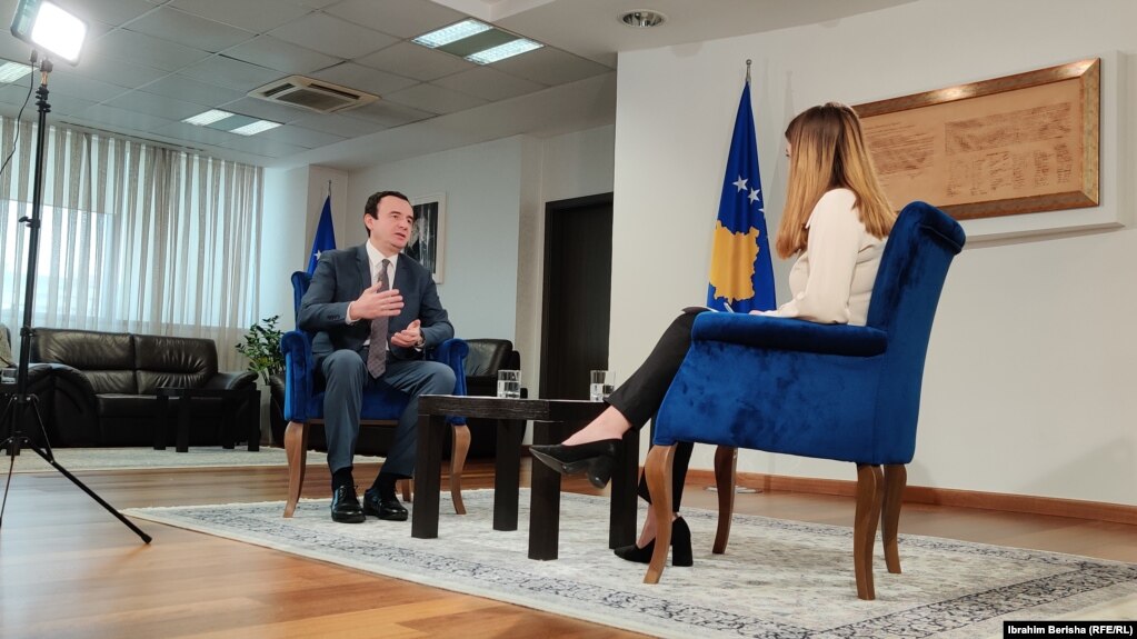 Kryeministri i Kosovës, Albin Kurti, gjatë intervistës me gazetaren e Radios Evropa e Lirë, Doruntina Baliu. Prishtinë, 16 nëntor, 2021.