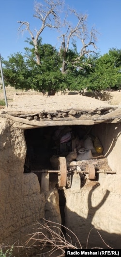 چې کله تر مځکه لاندې د اوبو سطحه کښته نه وه تللی نو خلکو به د اوبو را ایستلو لپاره داسې ټیوب وېلونه کارول