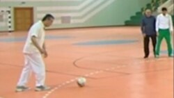 Новый спорт Бердымухамедова: президент Туркменистана сыграл в футбол
