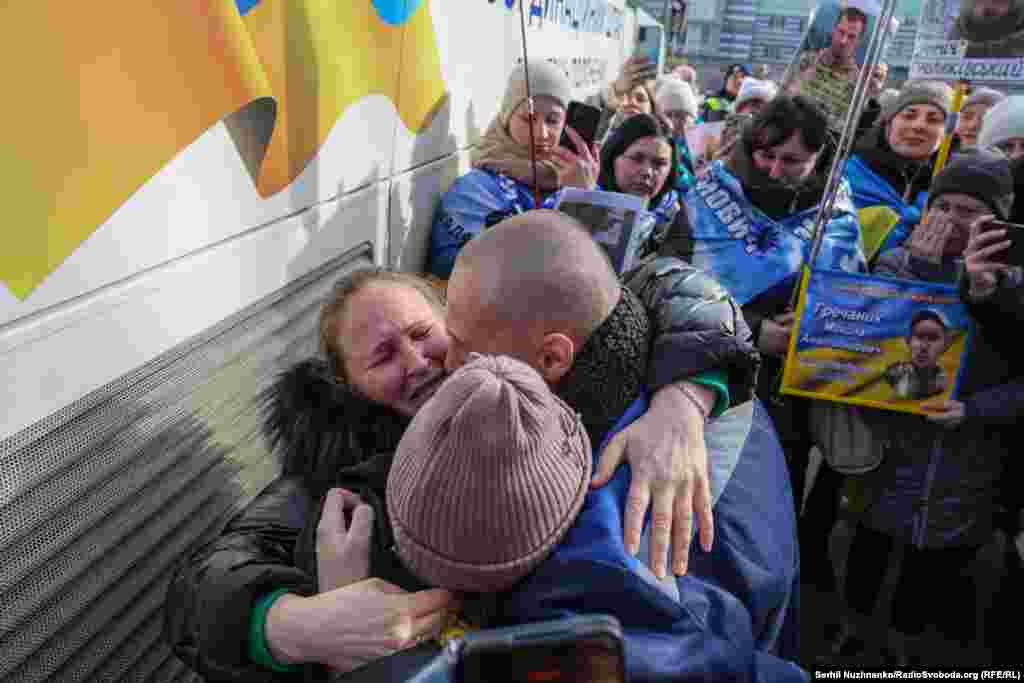 Емоції під час перших обіймів та зустрічі з рідними