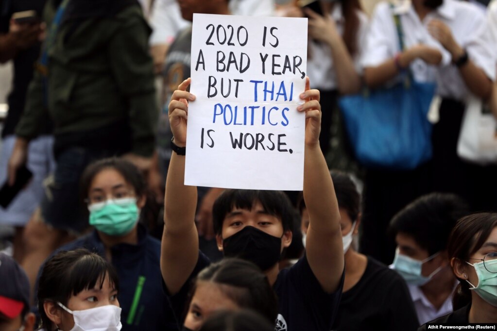 Напис на плакаті:&nbsp;&laquo;2020 &ndash; поганий рік, але тайська політика ще гірша&raquo;