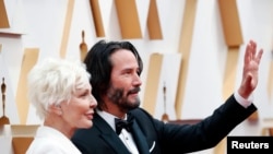  Киану Рийвс и майка му Патриша Тейлър театралничат на аления килим по време на церемонията по връчването на 92-ите награди „ Оскар “ в Холивуд, Лос Анджелис. 