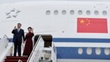 Predsednik Kine Si Đinping sa suprugom Peng Lijuan po sletanju aviona u Francusku, u okviru evropske turneje, Pariz, 5. maj 2024. 