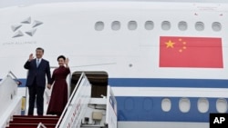 Президент Китаю Сі Цзіньпін із дружиною в момент прибуття до Франції. Париж, 5 травня 2024 року