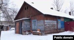 Аварийный дом в псковском городе Великие Луки