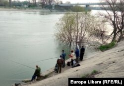 La pescuit pe cheiul râului Nistru. Plimbare, Tiraspol, aprilie 2021