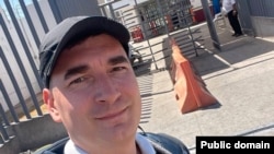 Լեոնիդ Մելեինի սելֆին Մեքսիկա-ԱՄՆ սահմանային անցակետում