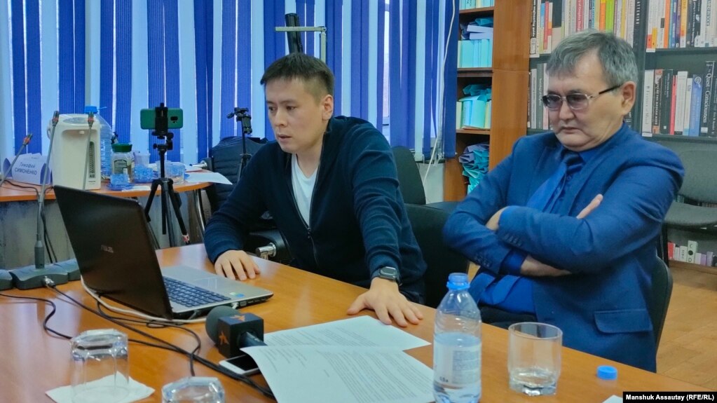 Лидер незарегистрированной Демпартии Жанболат Мамай (слева) и юрист Ерлан Калиев участвуют в онлайн-заседании. 16 ноября 2021 года