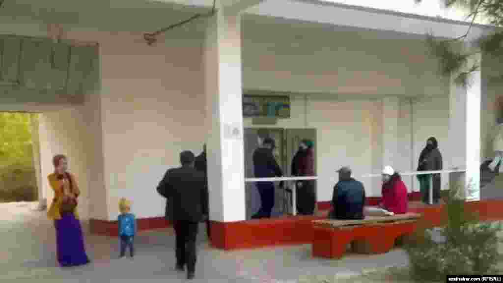 Dermanhana gelen adamlar. Aşgabat, noýabr, 2021.&nbsp;