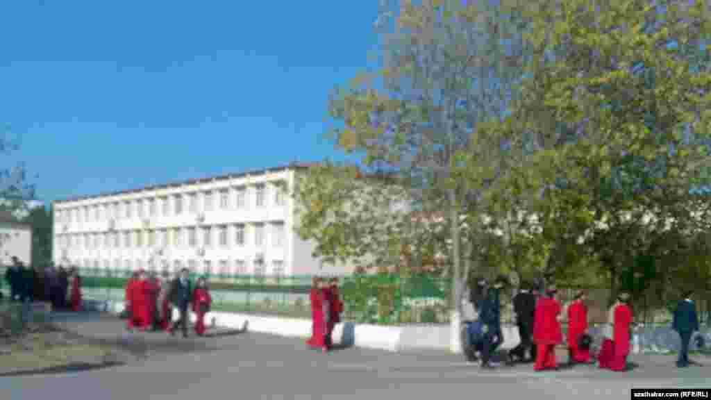 Okuwçylar. Aşgabat, noýabr, 2021.