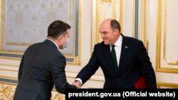 Presidenti i Ukrainës, Volodymyr Zelensky gjatë takimit në nëtor të vitit 2021 me ministrin britanik të Mbrojtjes, Ben Wallace. 