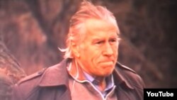Scriitorul Vasile Leviţchi (imagine din documentarul „Paşi spre începuturi”, „Telefilm-Chişinău”, 1992)