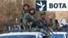 Luftëtarë talibanë mbi një automjet gjatë një parade ushtarake të talibanëve në Kabul. (fotografi nga arkivi)