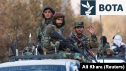 Luftëtarë talibanë mbi një automjet gjatë një parade ushtarake të talibanëve në Kabul. (fotografi nga arkivi)