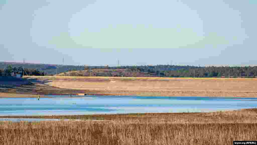 Вода помітно відійшла від греблі Білогірського водосховища