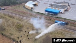 Въздушни снимки на използването на водно оръдие от полските служби срещу мигрантите