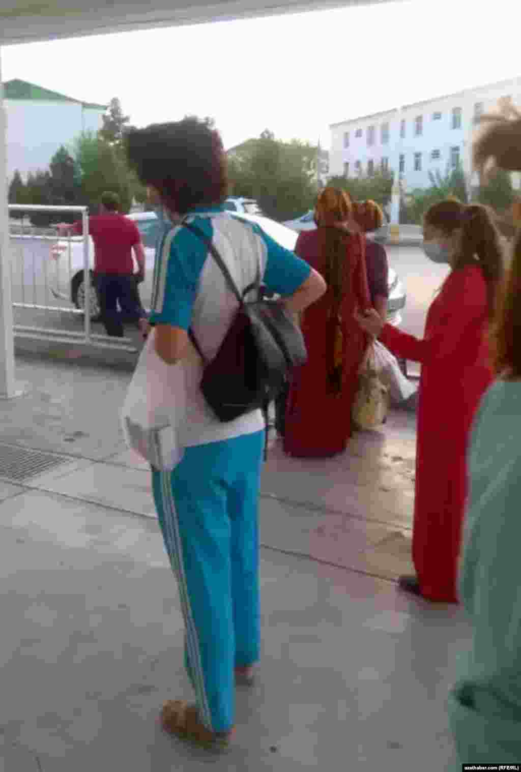 Garaşýan adamlar. Tas ähli ýerde, azyk aljak bolsaň hem,&nbsp; derman aljak bolsaň-da, aýlygyňy nagtlaşdyrjak bolsaň-da garaşmaly. Aşgabat, noýabr, 2021.&nbsp;