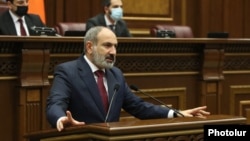 Премьер-министр Армении Никол Пашинян в парламенте в ходе правительственного часа, Ереван, 17 ноября 2021 г.