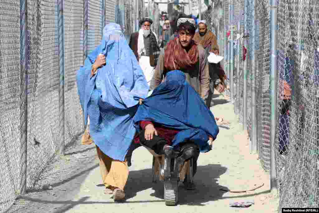17 ноября. Афганцы, покидающие свою родину после захвата власти талибами, переправляются в Пакистан через пункт пропуска в Чамане