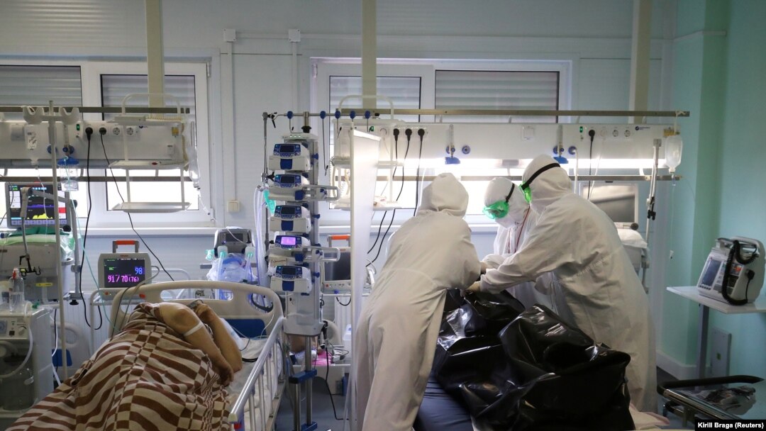 Medical specialists place the body of a person who died at the ICU unit for coronavirus patients in a bag at a hospital in Kalach-on-Don, Volgograd Region. November 14, 2021