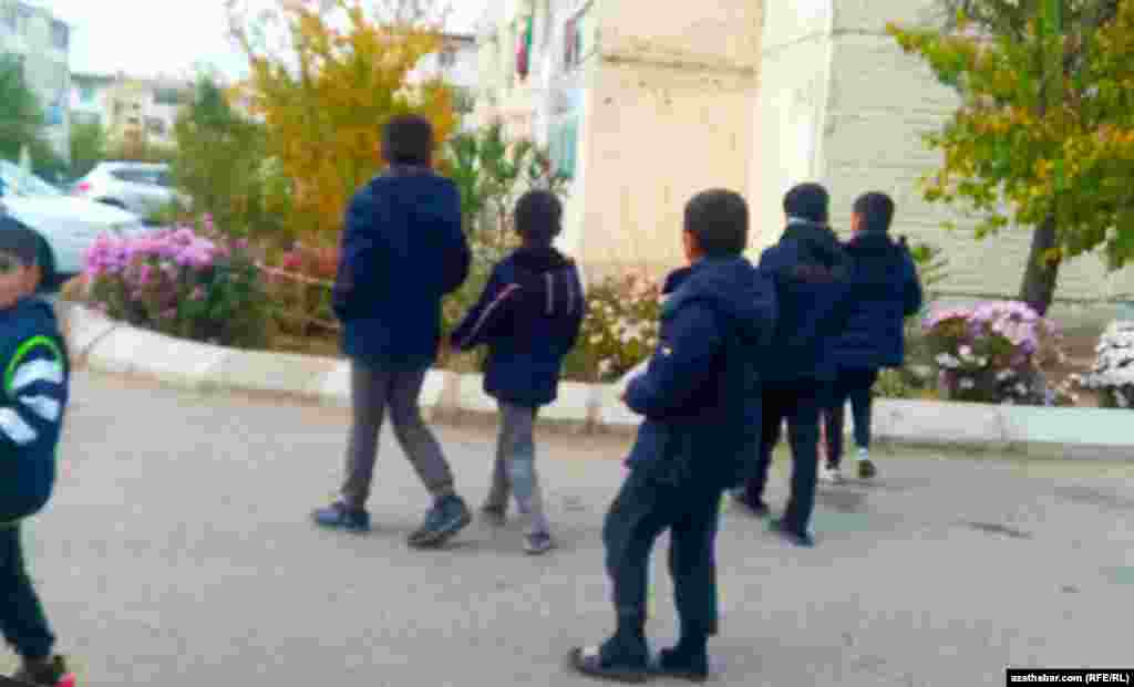 Güneşli howa. Köçede oýnaýan çagalar. Aşgabat, noýabr, 2021.&nbsp;