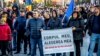 Câteva sute de persoane au participat zilele trecute la un protest organizat în Suceava. Oamenii au scandat că nu sunt de acord cu introducerea certificatului verde. 