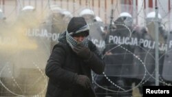 Criza migranților de la granița dintre Polonia și Belarus a ajuns la violențe. Autoritățile poloneze le acuză pe cele belaruse că încurajează conflictul.