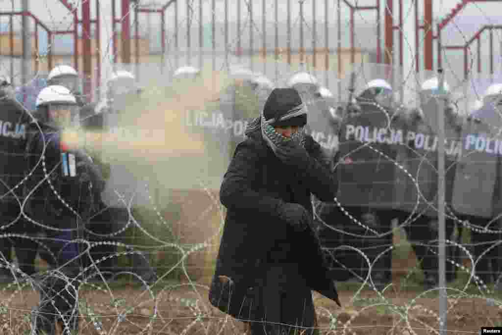 ПОЛСКА - Мигрантите на границата меѓу Белорусија и Полска се судрија со полските војници, фрлајќи камења и други предмети кон тешко вооружените граничари, кои одговорија со водени топови, солзавец и шок-бомби.