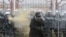Польський правоохоронець застосував сльозогінний газ під час спроби мігрантів перетнути білорусько-польський кордон у пункті пропуску «Брузги-Кузниця», 16 листопада 2021 року 