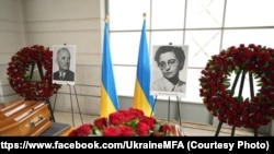Труни з тілами Андрія Мельника та його дружини Софії Федак-Мельник