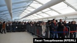 Мигранттар Москва четиндеги Сахарово конушунда жайгашкан миграциялык борбордо. Январь, 2015-жыл. 