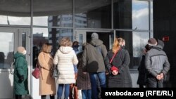 Ля суду Маскоўскага раёну Менску, дзе праходзіць суд над палітвязьнем Віктарам Бабарыкам і топ-мэнэджарамі «Белгазпрамбанку». Менск, 22 сакавіка 2021.