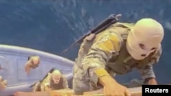 Իրանական հեռուստատեսության տեսանյութից արված այս կադրը, ըստ հաղորդման, ցույց է տալիս զինծառայողների, որոնք մասնակցում են Հորմուզի նեղուցում MSC-Francesca և Epaminondas կոնտեյներային նավերի առգրավմանը