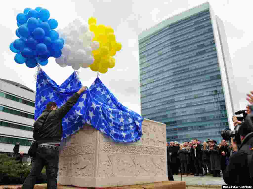 Svečana ceremonija postavljanja replike Zgošćanskog stećka - sljemenjaka na platou ispred zgrade zajedničkih institucija BiH, Sarajevo, 05.12.2011. 