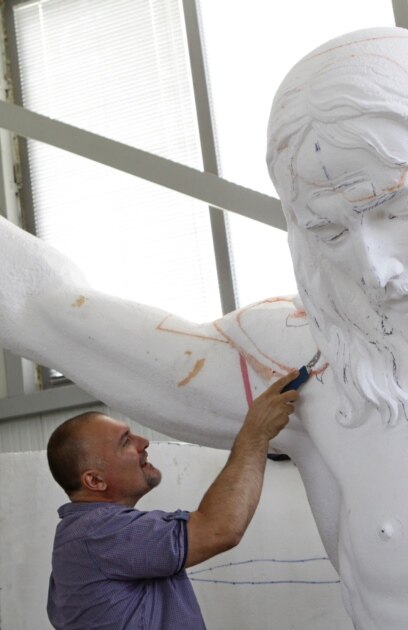 Православният кмет на Елин Пелин харесва скулптура на Исус Христос