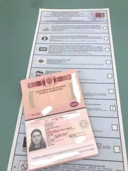 Загранпаспорт Яэль Илински и бюллетень, который она получила на участке для голосования в Ашдоде
