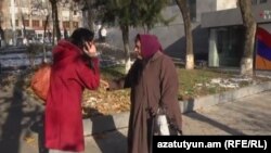 Женщина препятствует работе журналиста Радио Азатутюн, Ереван, 6 декабря 2015 г. 