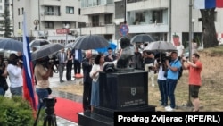 Postavljanju biste Vitaliju Čurkinu u Istočnom Sarajevu je prisustvovala i njegova supruga Irina.