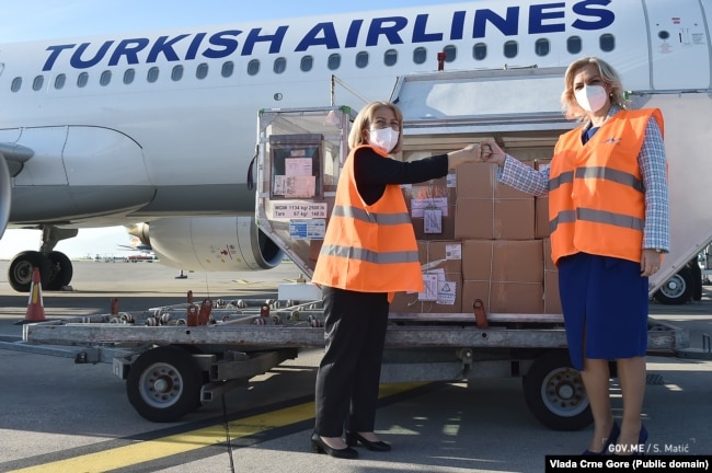 Ambasadorka Turske Songul Ozan i ministarka zdravlja Jelena Borovinić Bojović na aerodromu u Podgorici 2021, nakon što je Turska donirala Crnoj Gori 100.000 vakcina