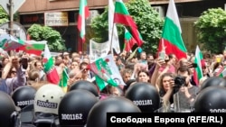  Протестирщи против въвеждането на евррото се насочиха към Дома на Европа в София, само че жандармерията беше отделила региона и не ги позволи 