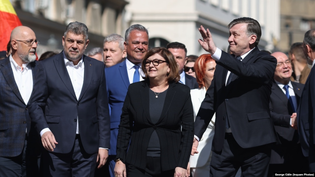 Crin Antonescu și-a depus pe 9 martie, la BEC, candidatura la Președinția României, din partea alianței electorale România înainte. A fost însoțit de Kelemen Hunor, preș.UDMR, de Marcel Ciolacu, preș.PSD, Cătălin Predoiu, preș. interimar PNL, și de soția lui, Adina Vălean.