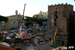 Pompierii intervin la fața locului după prăbușirea unei părți din turnul medieval „Torre dei Conti” în apropierea Forumului Roman din centrul istoric al Romei, pe 3 noiembrie 2025.