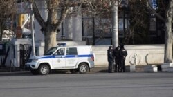 В Севастополе полиция патрулирует площадь Нахимова. Полицейские рядом с Графской пристанью, 30 января 2021 года