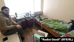 Мубинджон Ахмадов в больничной палате. Рядом его друг Исроил Умаров
